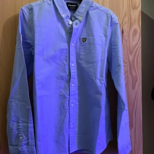 Lyle & Scott Skjorta  - Jag säljer denna Lyle & Scott skjorta helt oanvänd,lapp finns kvar.