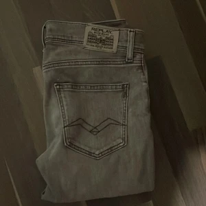 Replay Grå jeansbyxor - Säljer ett par grå jeansbyxor i bra skick. De har en klassisk femficksdesign med snygga sömmar på bakfickorna. Perfekta för vardagsbruk och kan matchas med det mesta i garderoben.