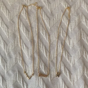 Tre guldhalsband med fiskarna-tema - Säljer tre tunna guldhalsband. Ett med stjärntecknet Fiskarna, ett med texten 'Pisces' och ett med ett V-format hänge med små stenar. Perfekta för dig som älskar astrologi eller vill ha stilrena smycken. Om man är fisk så kanske det är något för dig 😉❤️🌸💕💕