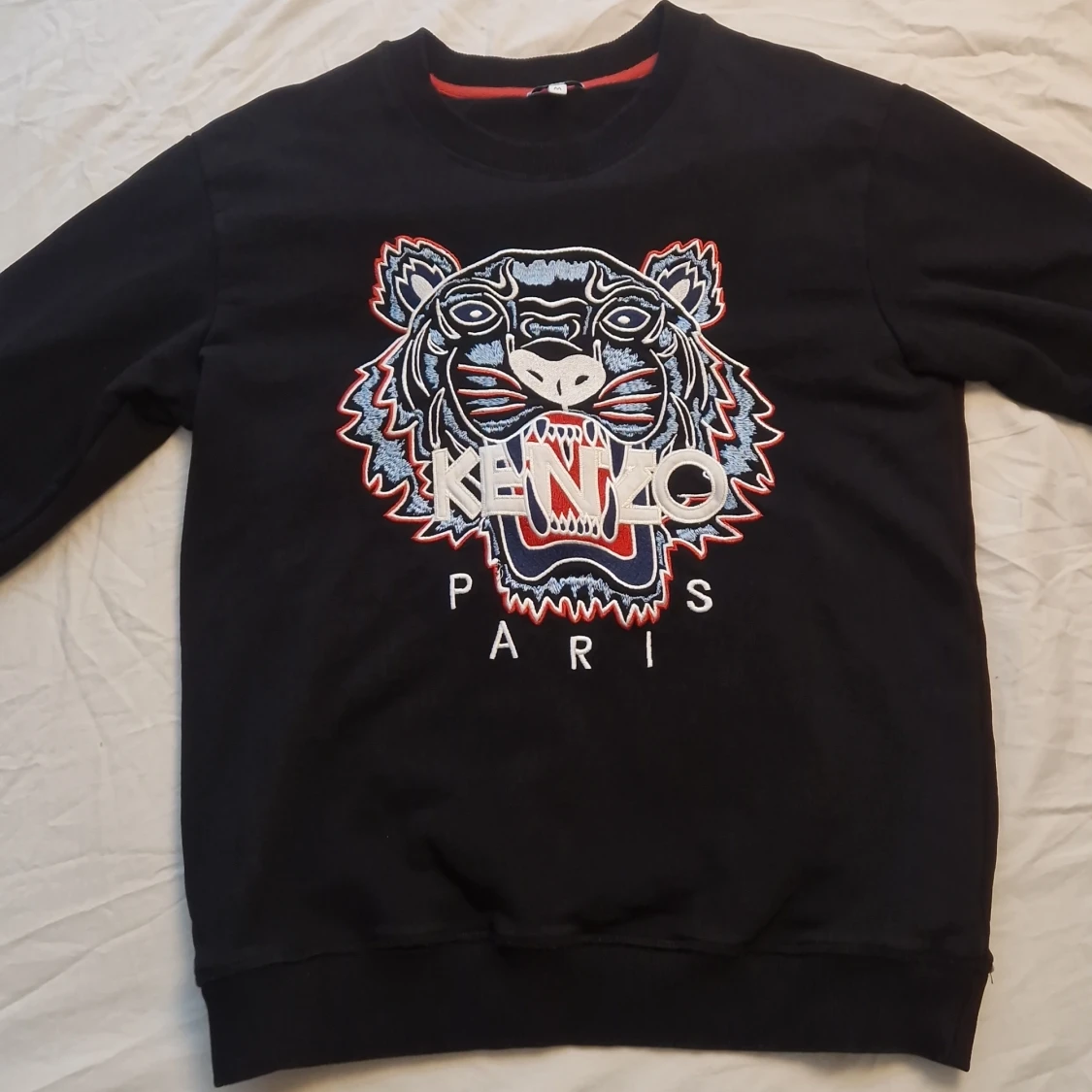 Svart sweatshirt med tigerbroderi från Kenzo