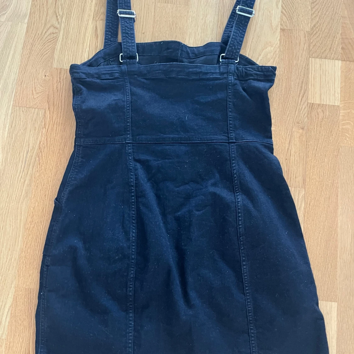 Svart jeansklänning med knappar från Divided - 1