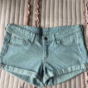 Lågmidjade jeansshorts - Säljer ett par snygga ljusblå jeansshorts från H&M med låg midja. Perfekta för varma dagar!💞💞☀️