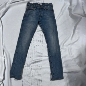 Jack&jones jeans - Jack@jones ljusblå byxor använda några gånger inga hål smuts osv helt äkta såklart. Modellen är slim/glenn. Går att pruta på.
