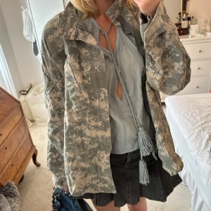 Militärjacka - Så så snygg camouflagejacka i storlek m, passar perfekt nu i sommar 💚💚💚