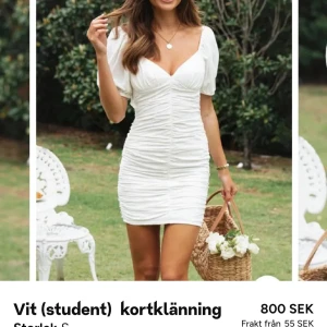 Vit kortklänning med öppen rygg och knyt - Säljer en vit kortklänning med v-ringning, rynkade detaljer framtill och öppen rygg med knyt. Klänningen har korta ärmar och figurnära passform, perfekt för student eller sommarens tillfällen💕