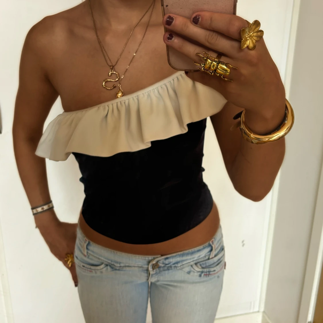 One shoulder svartvit volangtopp