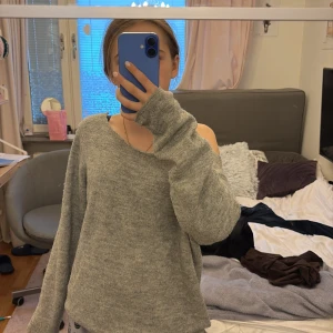 Ljusgrå stickad tröja med offshoulder - Säljer supersöt off-shoulder tröja! Supermysig att dra på på sommaren🤞🏼 tyvärr för stor för mig men skulle säga att den passar strl S-M😋 skrov om frågor ❤️