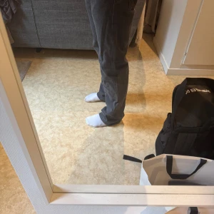 Gråa Levis 501 jeans 150th anniversary  - Säljer ett par klassiska gråa Levis 501 jeans. Rak passform med normal midja och femficksdesign. Ikonisk Levis-lapp bak i midjan och röd Levis-tagg på bakfickan. Perfekta för dig som gillar tidlös stil. Det är deras 150th anniversary jeans och ligger på ett värde runt 4000 kr nypris på Levis hemsida. 