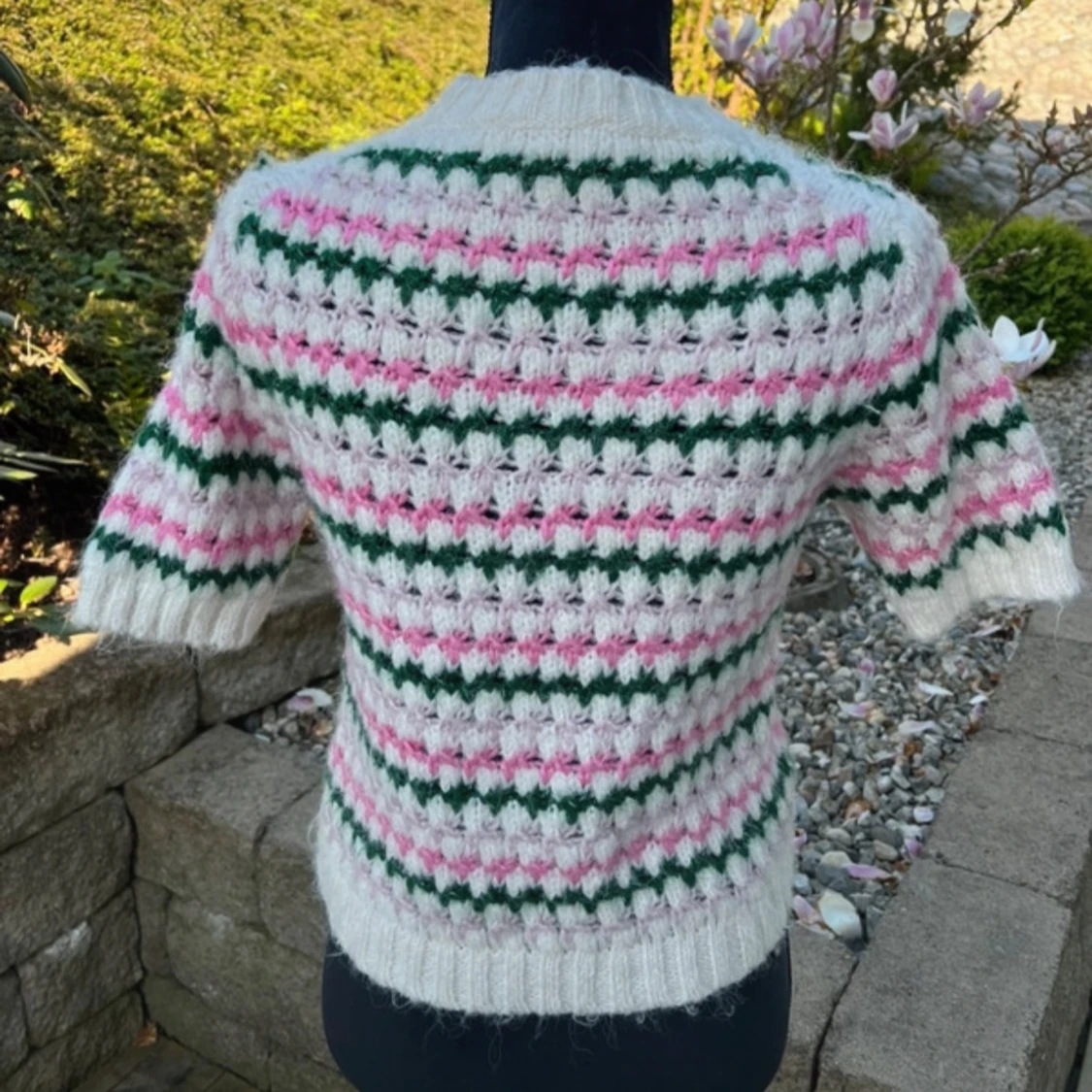 Stickad tröja med rosa och gröna ränder - 1
