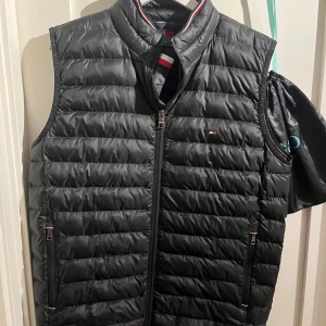 Tommy hilfiger väst - Tja, säljer den här stilrena svarta Tommy hilfiger västen, då jag inte har någon användning för den. Västen är som ny (oanvänd i princip) Ord pris: 2000 Strl: M   Hör gärna av er vid frågor eller funderingar. Köparen betalar frakten..