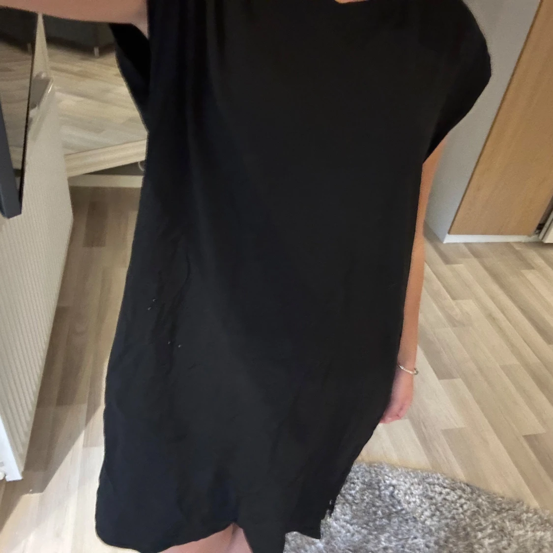 Svart kortärmad klänning - 1