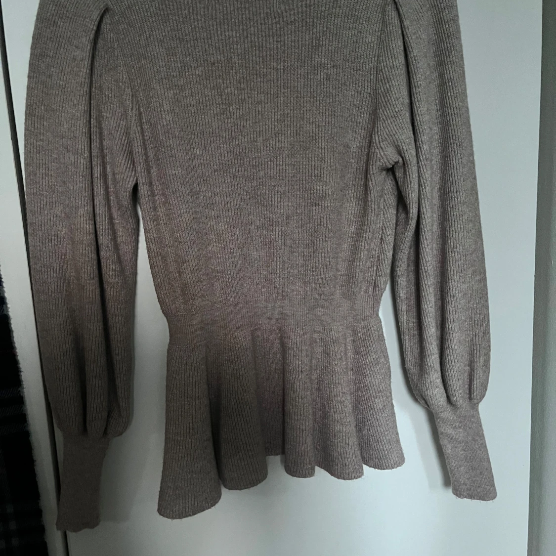 Beige ribbad topp med volang från ONLY Studio - 1