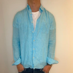 Massimo Dutti Linneskjorta - Stilren och somrig | Strl - S | Skick - 10/10 | Nypris - ca 800kr | Pris ej hugget i sten | För Ytterligare frågor är det bara att skriva 🗣️