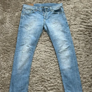 Dondup Jeans - Hej! Säljer nu dessa Dondup Jeans med slitningar till ett oslagbart pris. Modellen är ca 182cm och väger 74kg och bär storlek 33 i modell ”Lucky” sitter som George (Slimfit) Riktigt fint skick 🫱🏼‍🫲🏾 | Pris: 799 Vid fler frågor eller bilder är det bara att skriva! 