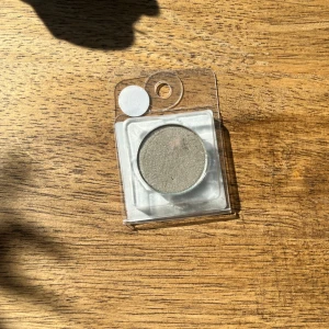 Coastal Scents ögonskugga Ashen - En singelögonskugga i färgen Ashen från Coastal Scents. Skuggan är grå med en kall underton och kommer i en rund metallpanna, förpackad i en genomskinlig plastförpackning. Perfekt för att skapa en neutral eller sotad look.