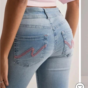 Ljusblå bootcut jeans med broderad bakficka - Säljer dom här jeans för dom kommer inte till användning säljer för 310kr storlek 32