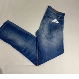  Dondup jeans - Tja jag säljer ett par sprillans nya jeans då de är för små för mig. De är 9/10 skick och säljs till ett otroligt pris. Hör gärna av er vid frågor eller funderingar. 