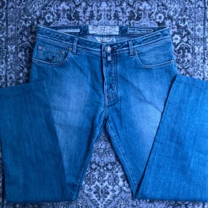 Blå jeans från Jacob Cohen 688 - Blå jeans från Jacob Cohën modellen 688 limited (bard). Storlek 36 men jag skulle säga att de passar w31,5-33,5. I otroligt skick förutom en liten lagningen  (se första bilden). Limited edition 356 av 651. Hör av dig vid frågor, prisförslag eller annat!