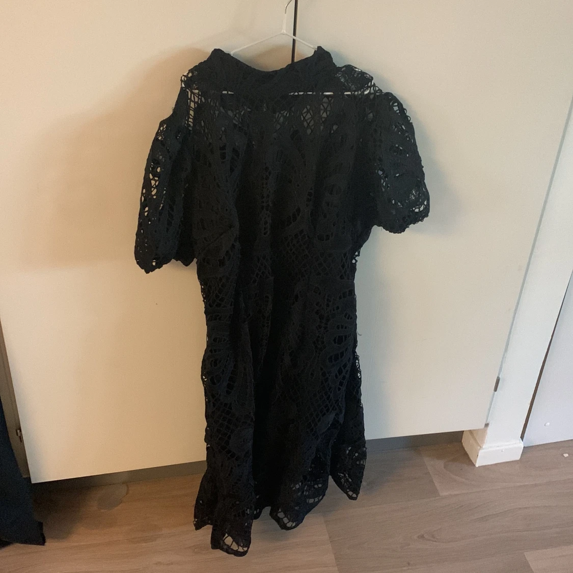 Svart spetsklänning med puffärm