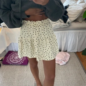 Prickig kjol - Säljer denna prickiga kjolen från Zara Kids. Passar mig som är en XS. Helt i nyskick!