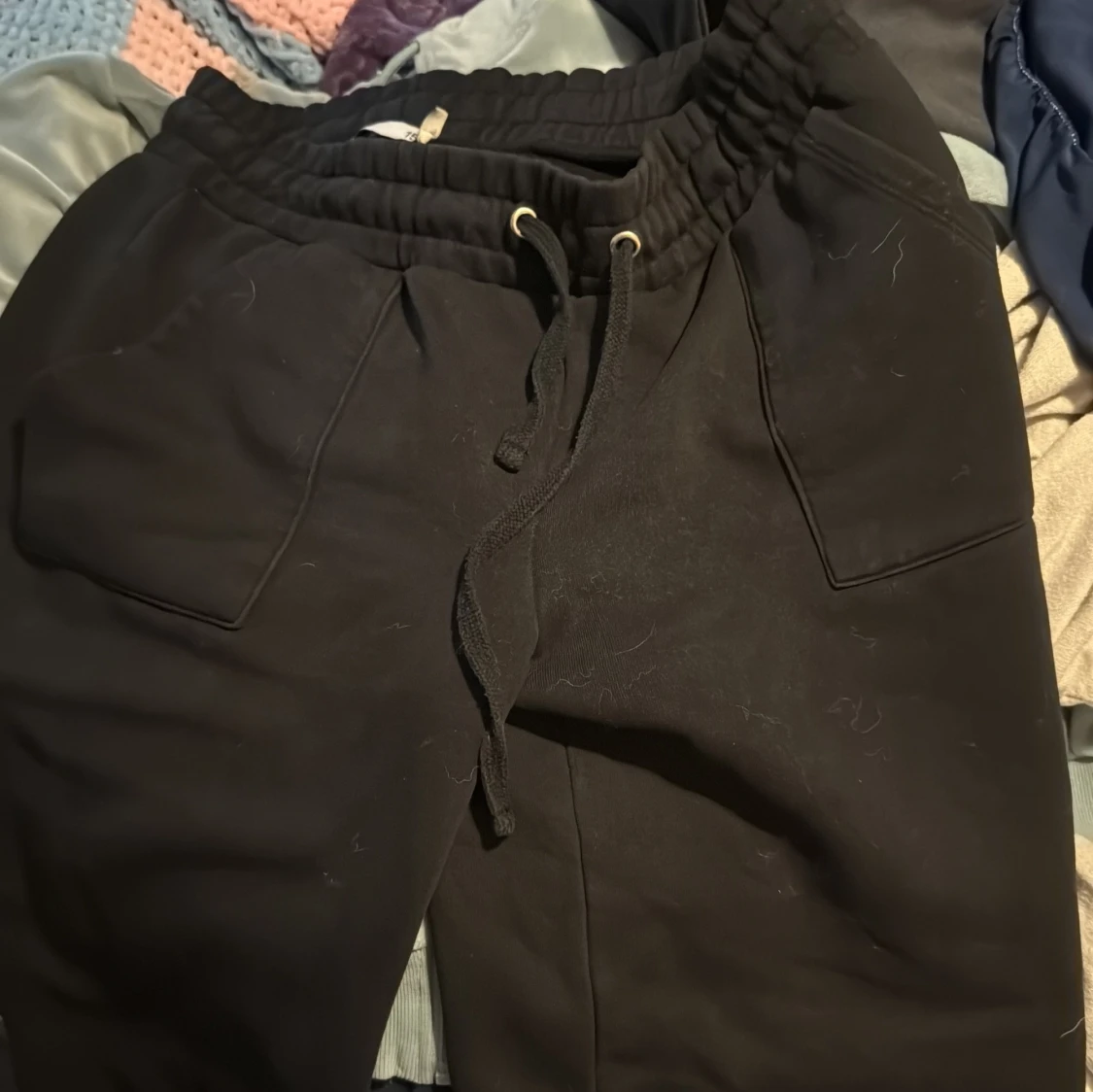 Svarta mjukisbyxor med dragsko - 2