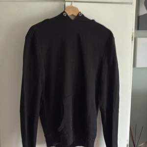 Limiterad limitato hoodie - Väldigt limiterad limitato hoodie. Tyvärr har den lite skavanker men fortfarande extremt skön och kvalitativt material med ett litet hål i armen som enkelt går att fixa. Annars inga andra problem 