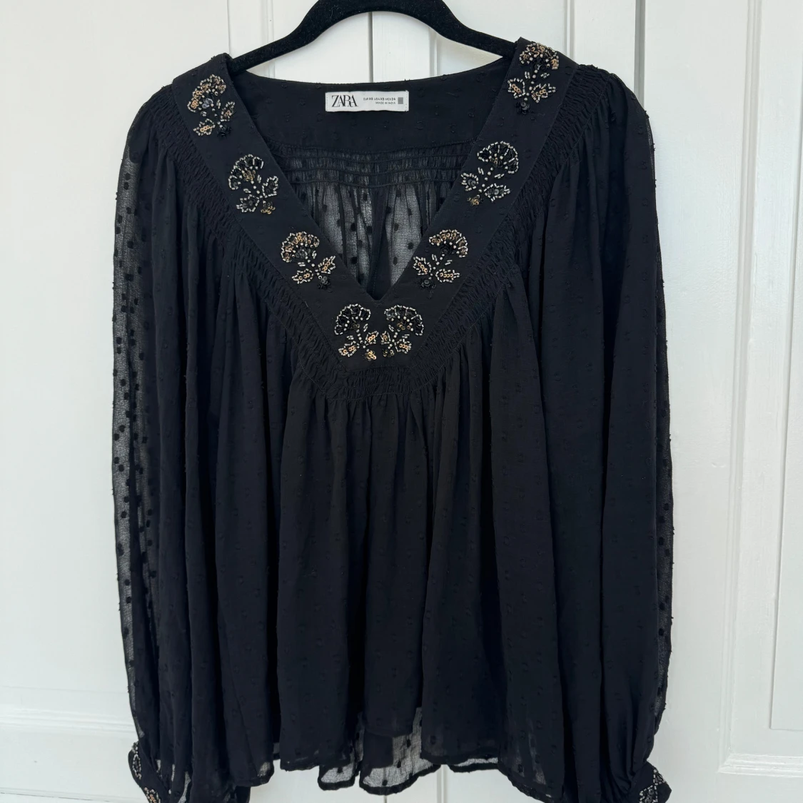 Svart blus med broderade detaljer från Zara - 3