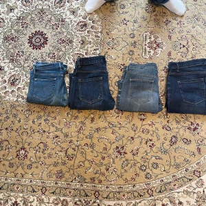 Fyra par jeans i olika blå nyanser alla skinny - ! Obs dm innan köp!                                                    Fyra par jeans i olika blå nyanser, från ljusblått till mörkblått. Klassisk femficksmodell med raka ben och normal passform. Perfekta för dig som gillar tidlösa jeans i olika tvättar. Märken som dsqared replay mm  dsqared jeansen saknar gylf