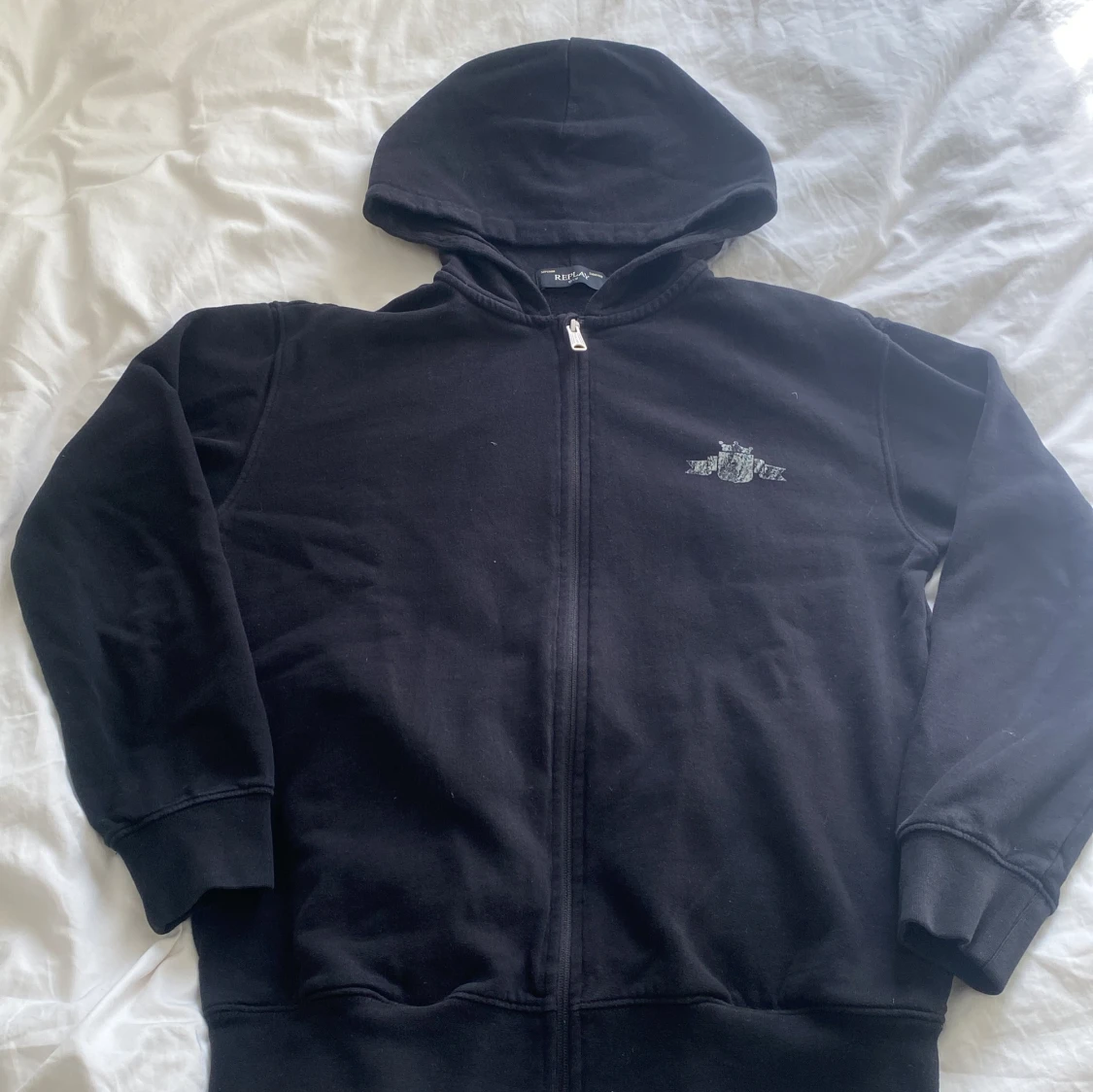 Svart hoodie med dragkedja från Replay