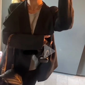 Kort kappa - Jättesnygg svart kort kappa från Vero Moda i Stl S som inte kommer till användning 🙌🏼😍 Passar Xs-S, nypris 799kr (lånade bilder)