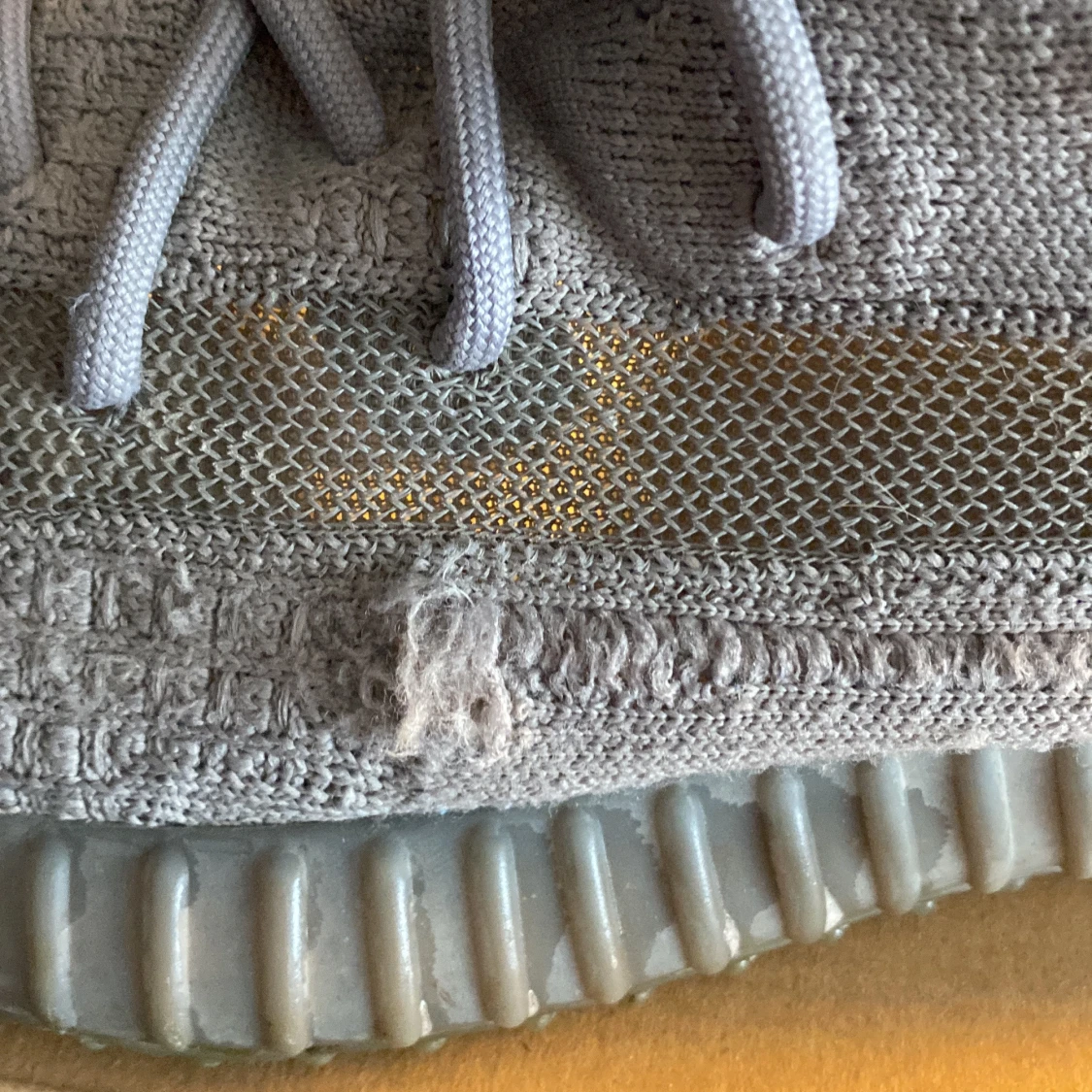 Adidas Yeezy Boost 350 V2 i grått - 2