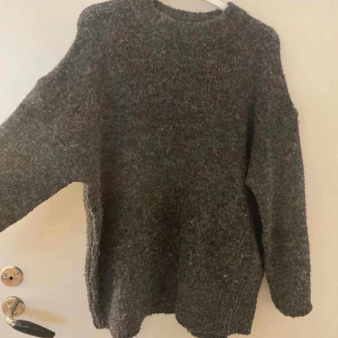 Mörkgrå stickad tröja - 1