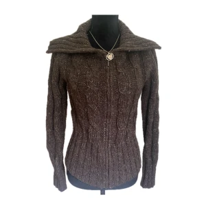 Tjock stickad tröja med dragkedja - Varm och tjock tröja från Dunnes Stores, helt oanvänd och i fint skick! 💛Storlek M. Skick 9/10. Färgen kan variera lite till skillnad från verkligheten! 