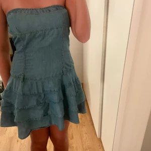 Jeansklänning  - Så fin, liten reva på baksidan men inget som syns när man har den på sig