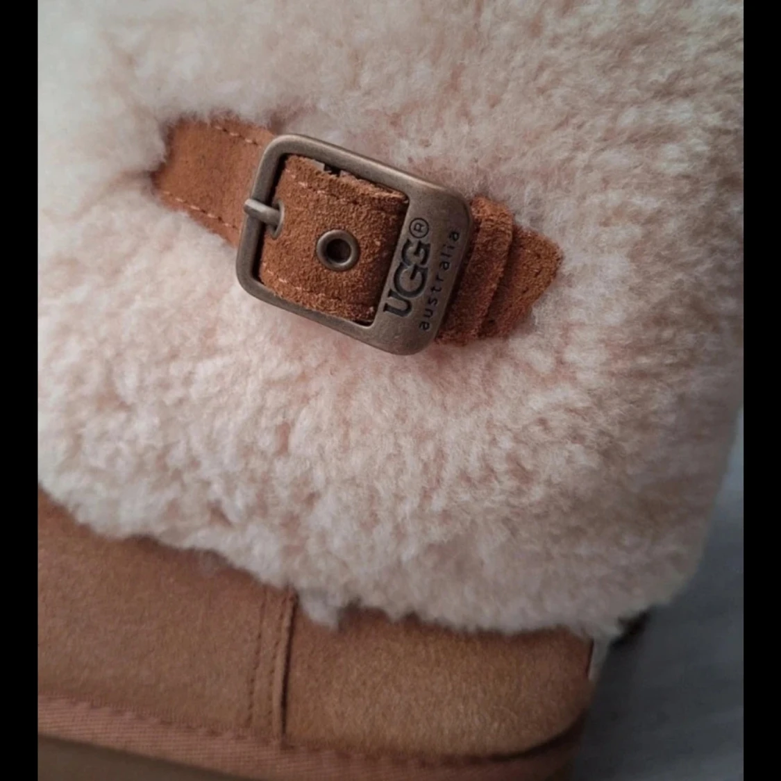 Beiga UGG boots med fårskinn och spänne - 2