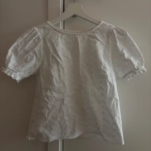 Vit söt blus - Sååå söt blus, perfekt nu till sommaren och våren, (sista bilden är baksidan)❤️❤️