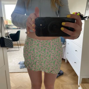 Blommig zara kjol  - Säljer en söt minikjol från zara med blommigt mönster i grönt och rosa. Kjolen har en smickrande passform och dragkedja vid sidan. Perfekt nu till sommaren 