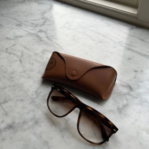 Rayban boyfriend - Snygga rayban boyfriend som är perfekt nu mot sommartider! Knappt några defekter och en väldigt snygg färg! Nypris 1200kr, mitt pris 799kr! Skriv vid frågor/ funderingar 