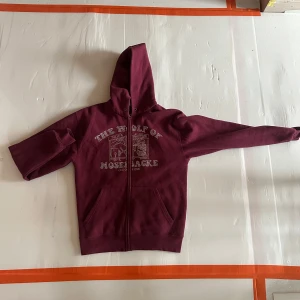 OneofOne hoodie  - Gott skick, alla pärlor finns kvar. Passar dig mellan 175-185cm. Snygg vinröd färg. Nypris 1500kr