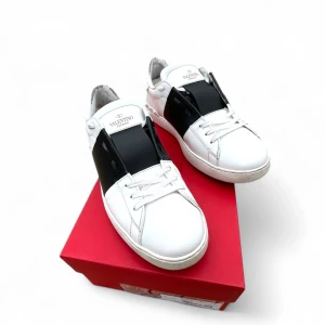 Valentino Opens Med Svart Läderrem - Feta Valentino Opens som är köpta på NK, alla tillbehör på bild 4 tillkommer såklart, i väldigt fint skick och självklart äkta (kvitto finns), skriv vid minsta fundering, priset är inte ristat i sten🤩