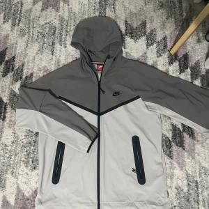 Nike tech  Jacka - Jag har använt den endast 1 gång för prövning och det var för stor för mig och har ingen behov av att använda den mer. Storleken är S men känns som st.M-L