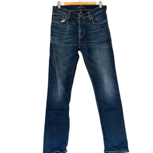 Mörkblåa Nudie Jeans - Tja! Säljer ett par riktigt feta ljusblå jeans använda ett fåtal gånger från märket Nudie Jeans! Jeansen har en mörkblå färg med snygga urtvättningar runt låren och knäna. De passar både i vardagen och under finare ögonblick! De är i modellen grim tim och har en slim passform. Jag har vanligtvis storlek W29 L34 i jeans. Nypriset ligger runt 1600kr så dessa är ett definitivt kap! Kontakta mig om du har eventuella frågor! Priset är självklart inte ristat i sten🤩