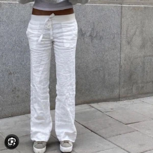 Alobha linnebyxor - säljer dessa slutsålda alobha ”everyday linen pants” då det aldrig är använda. Nypris är 799kr🩷🩷🩷byxorna är uppsydda då dem var för långa på mig som är 167 cm, men det går att lägga ner😊
