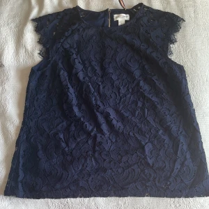 Mörkblå blus💙 - Säljer en mörkblå blus från HOLLY WHYTE.💙