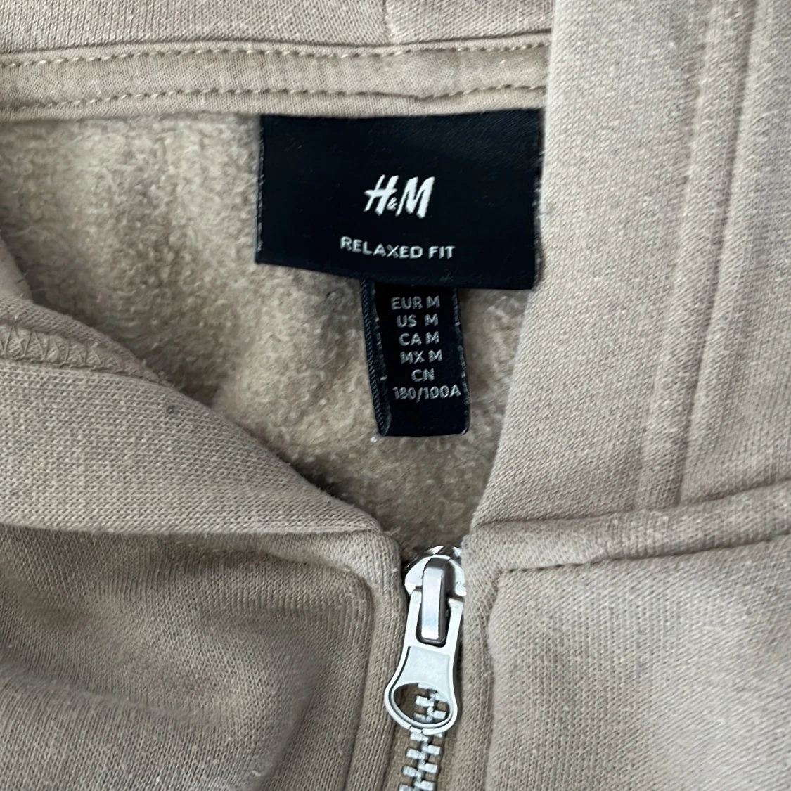Beige hoodie med tryck från H&M - 3
