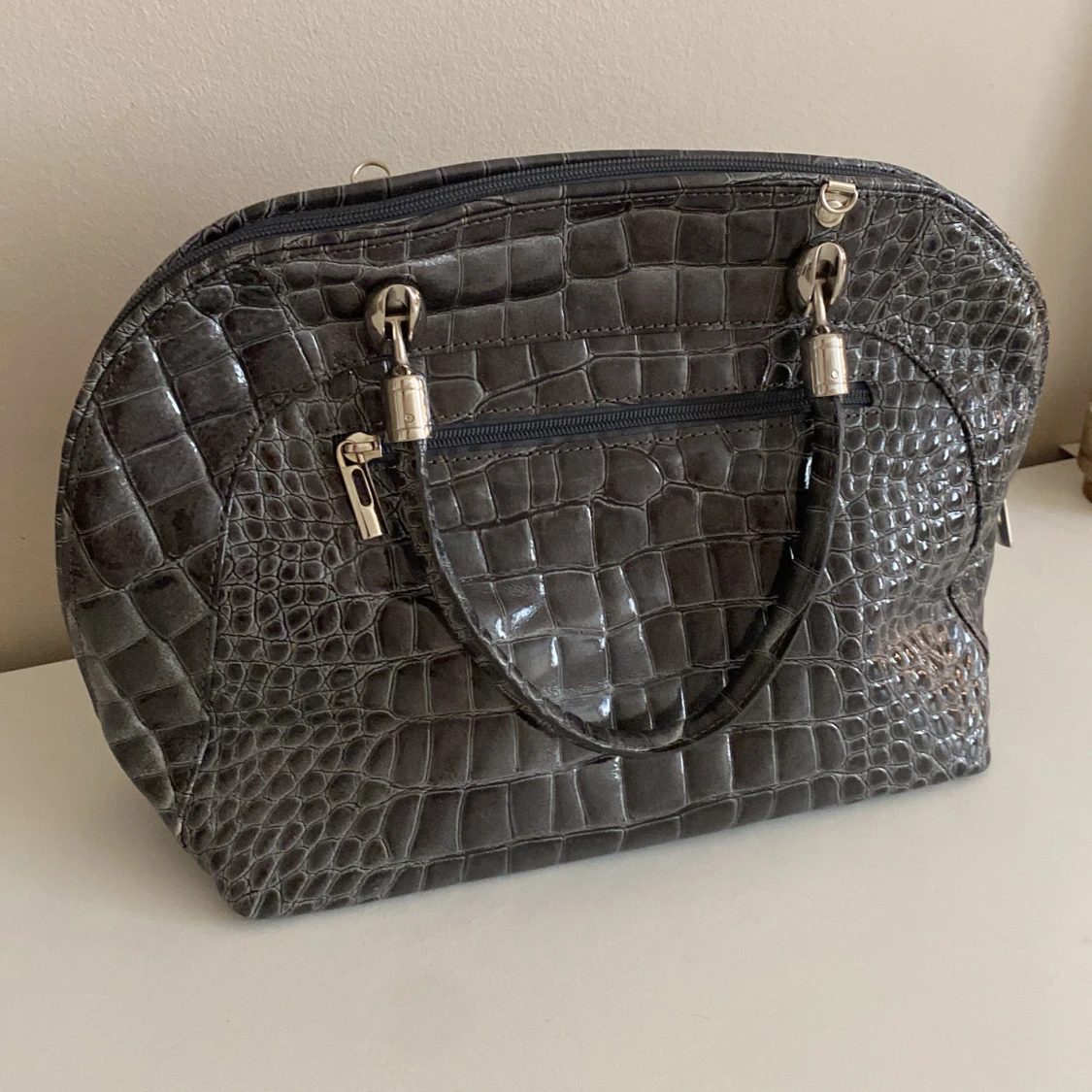 Grå handväska i äkta skinn