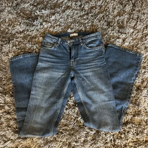 Jeans från gina tricot - Säljer mina mörkblåa jeans från Gina i storlek 34! Ett av mina favorit par men säljer de eftersom de tyvärr inte kommer till användning då jag har ett par liknande! De är väldigt sparsamt använda! Nypris 400kr
