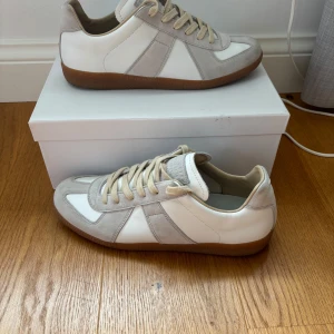 Maison Margiela gats - Tjena! 🙌skorna har inte defekter, endast skopåse ingår, skriv gärna vid funderingar👍priset kan diskuteras vid snabb affär frakt inom 24 h‼️