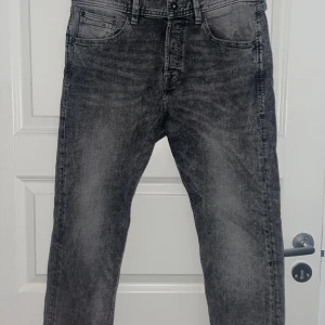 Jack & Jones Jeans Tapered fit  - Säljer ett par Jack & Jones Jeans som aldrig kommit till användning och därför bästa möjliga skick. Inga defekter eller liknande. Storlek W:31 L:30 