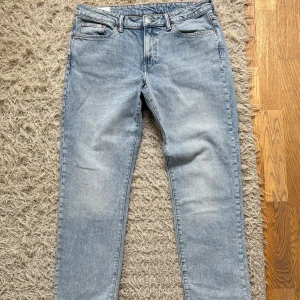 Ljusblå jeans  - Säljer ett par ljusblå jeans från H&M i modellen Straight Regular Fit. Storlek: 34/32. Hör av dig vid eventuell fråga!